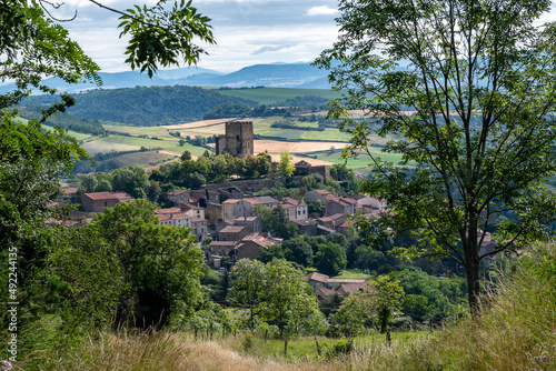 Petit village de Montaigut le blanc avec son château imposant depuis le haut du chemin de randonnée de la Pinière dans le puy de dôme