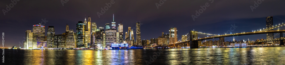 Obraz premium Brooklyn Bridge and Manhattan at night