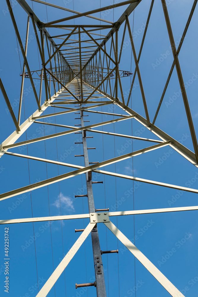 Fototapeta premium Strommast von unten