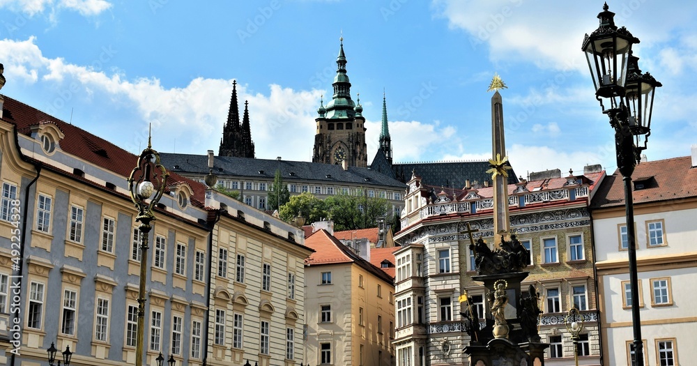 Obraz premium Walking to Prague Castle