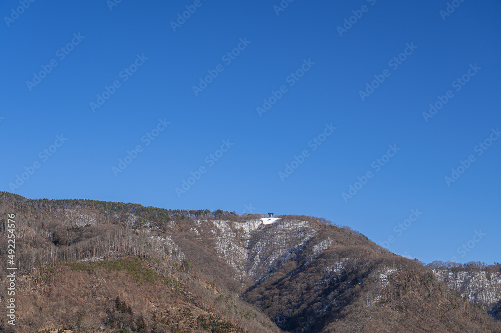 雪が残る長峰山休息展望台