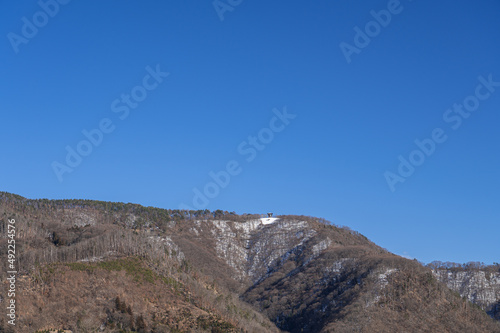雪が残る長峰山休息展望台