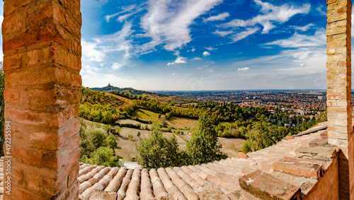Vista panoramica di san luca che guarda bologna e la pianura padana photo