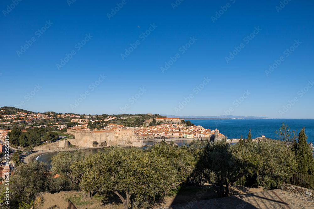 Vue sur Collioure depuis les oliviers autour du Moulin de la Cortina (Occitanie, France) Vue sur Collioure depuis les oliviers autour du Moulin de la Cortina (Occitanie, France)