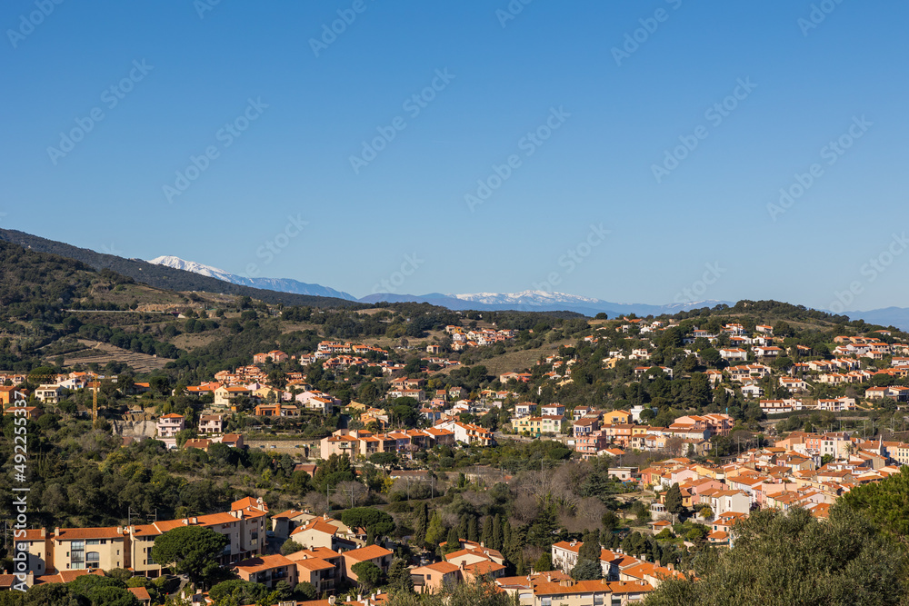 Vue sur le massif du Canigou enneigé derrière la ville de Collioure (Occitanie, France)