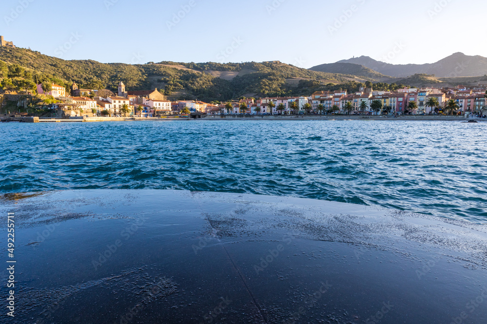 Fototapeta premium Vue au coucher du soleil sur la Plage du Port d’Avall de Collioure (Occitanie, France)