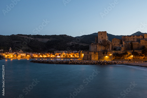 Vue au coucher de la nuit sur la Plage du Port d’Avall et le Château Royal de Collioure (Occitanie, France)