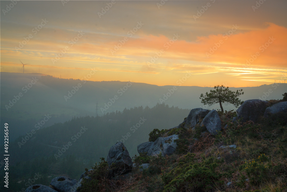Obraz premium Golden clouds at sunset over the summits of the Xistral Range