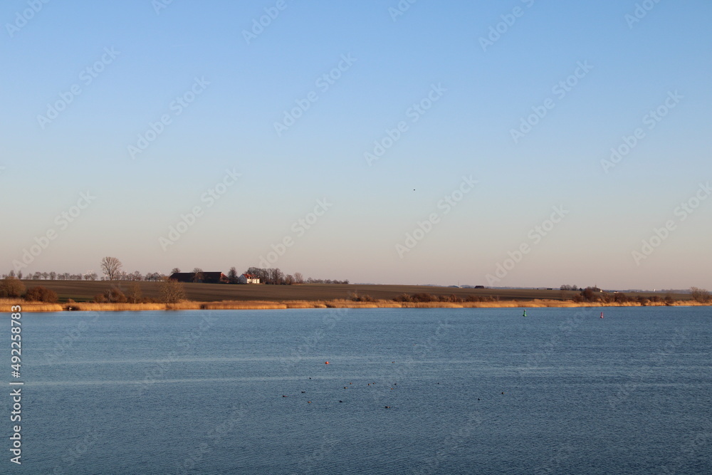 Blick vom Schlosswall auf den Kirchsee nahe des Hafens von Kirchdorf auf der Ostseeinsel Poel (View of the Kirchsee lake, Poel island | Sonnenuntergang in der Bucht mit Wasservögeln (dusk with birds)