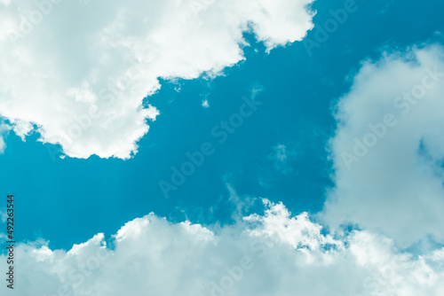 cúmulos de nubes blancas esponjosas con cielo azul, líneas azul entre nubes blancas  photo