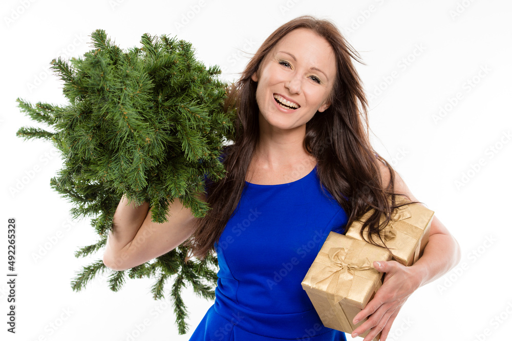 Junge Frau mit Tannenbaum und Geschenk in den Händen Junge Frau mit Tannenbaum und Geschenk in den Händen