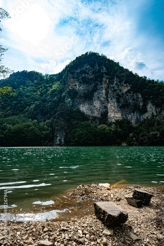 Lago di turrite, colline appennino toscano panorami massi sotto la montagna
