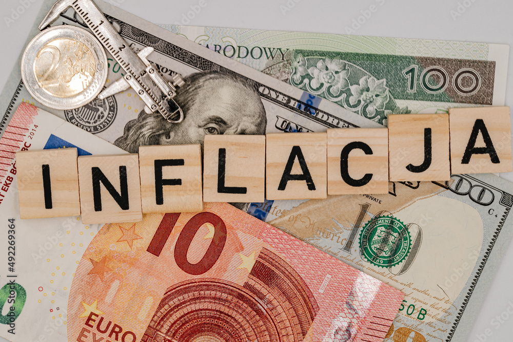 Napis inflacja na tle banknotów - obrazy, fototapety, plakaty 