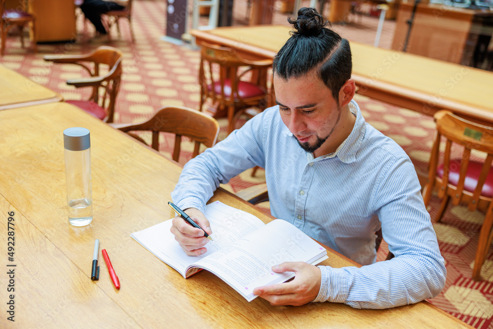 広い図書館で勉強をする外国人留学生 広い図書館で勉強をする外国人留学生