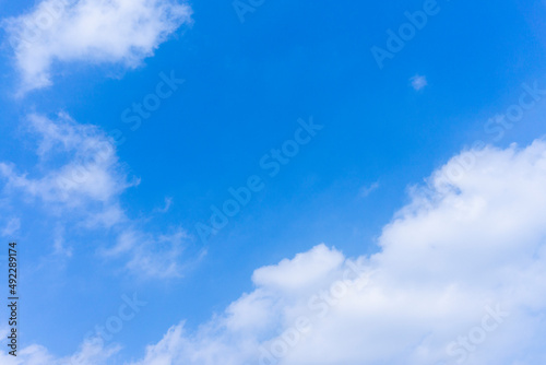 Refreshing blue sky and cloud background material_blue_48