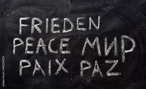 La palabra paz, escrito en ruso, ucraniano, alemán, inglés, francés y español, en una pizarra