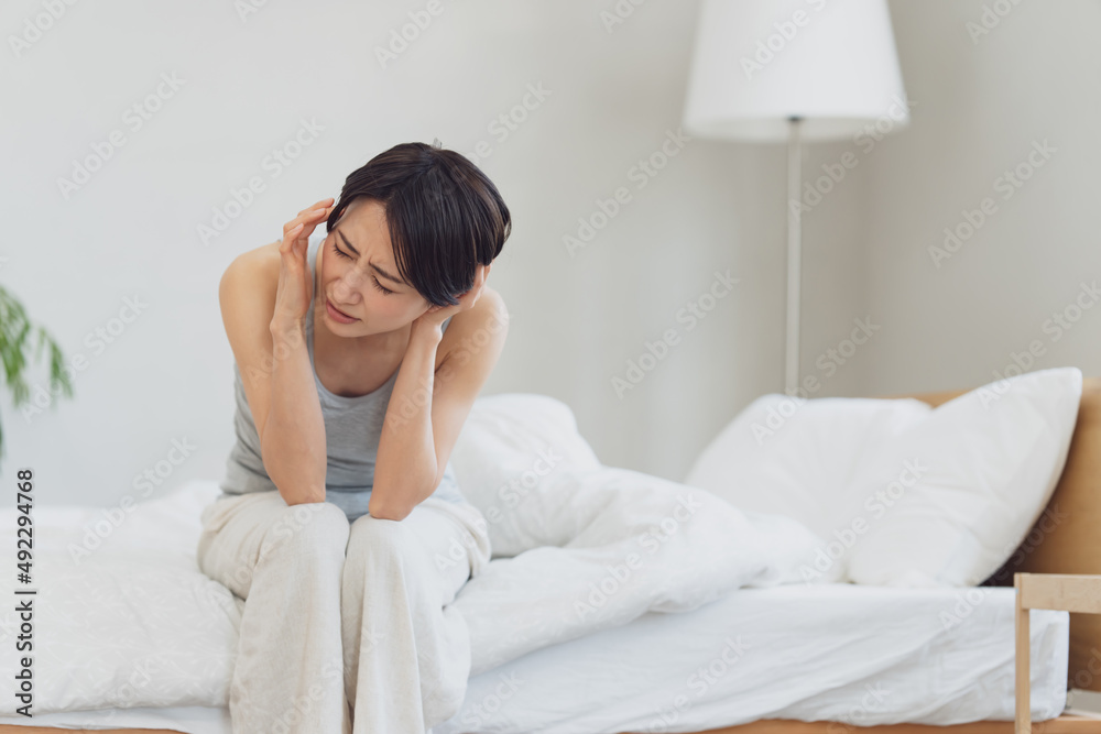 悩む女性・睡眠・ベッドルーム 悩む女性・睡眠・ベッドルーム