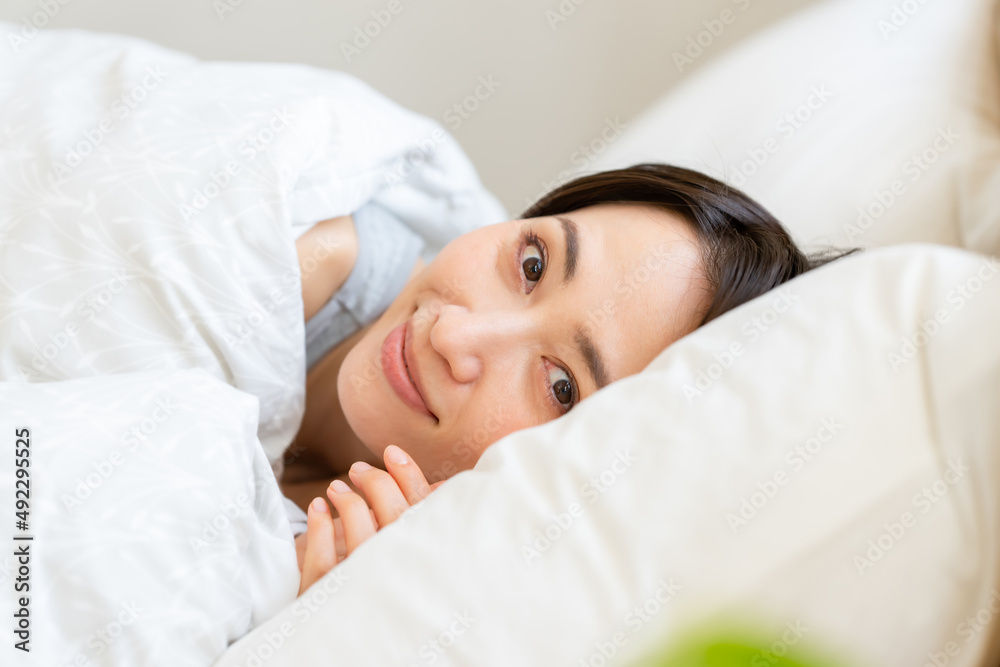 女性・ベッド・睡眠 女性・ベッド・睡眠