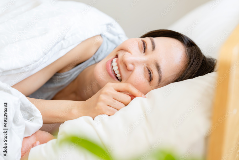 女性・ベッド・睡眠 女性・ベッド・睡眠