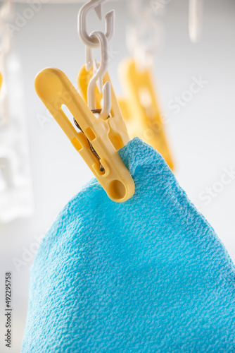 干されている青いタオル