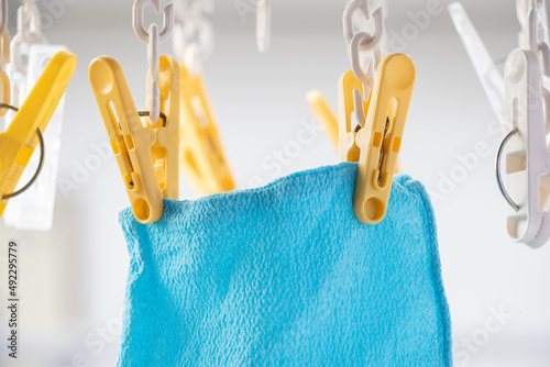 干されている青いタオル