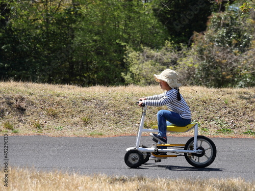 自転車で遊ぶ女の子