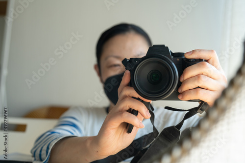 写真を撮る女性カメラマン