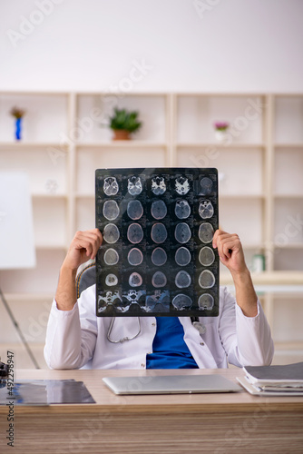 Tableau sur toile Young male doctor radiologist working in the clinic