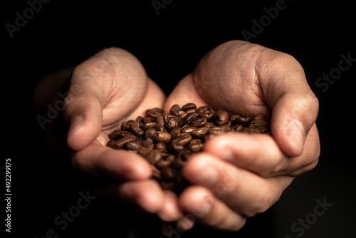 コーヒー豆と手