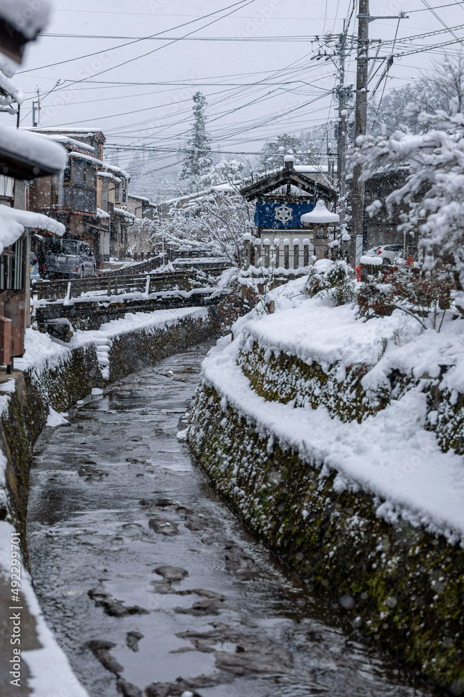 Fototapeta premium 飛騨高山 雪の空町