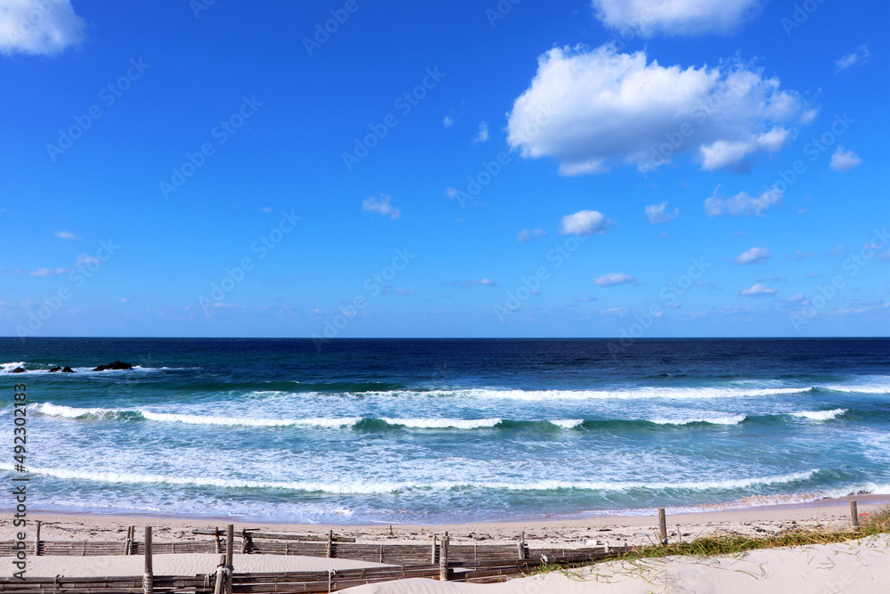 青空、青い海、波の打ち寄せる角島の海
岸