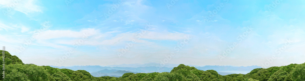 山と水色の空と真っ白な雲　背景素材　横長パノラマ