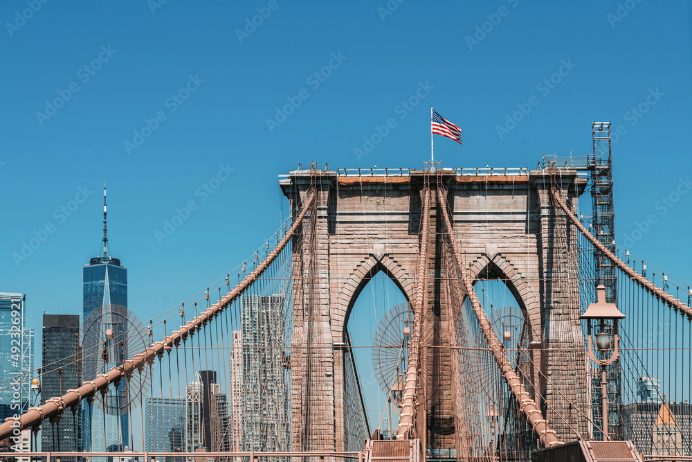 Obraz premium Brooklyn bridge and Manhattan skyscrapers at daylight