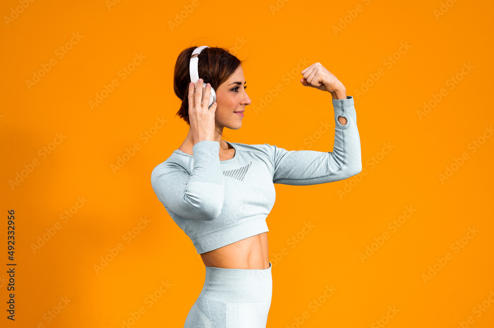 mujer deportiva con auriculares rojos escuchando música para hacer  ejercicio en el gimnasio 16248638 Foto de stock en Vecteezy