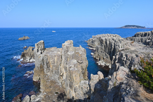 東尋坊の岩場と遠くに見える雄島