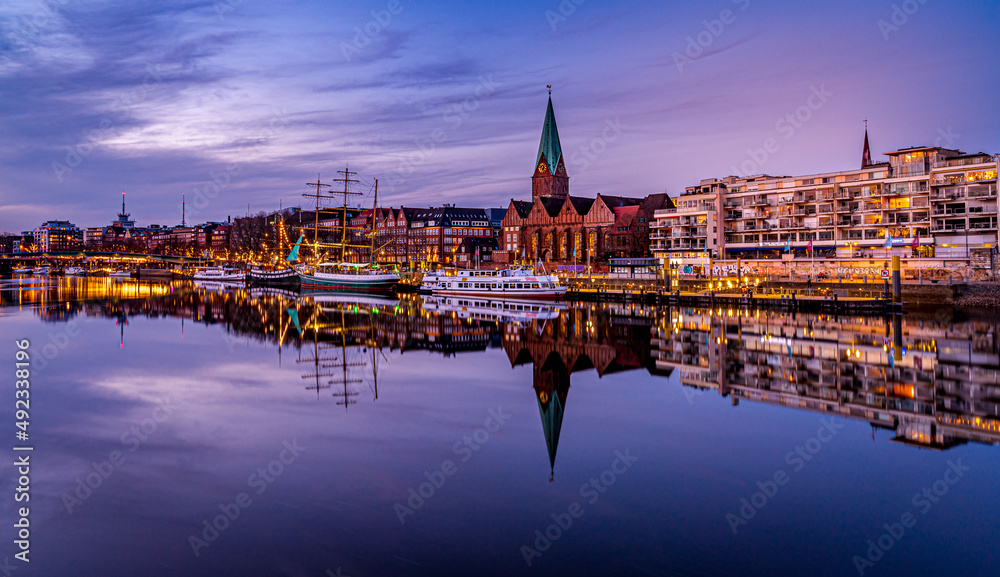 Fototapeta premium Bremen skyline bei Sonnenuntergang mit Blick über die Weser