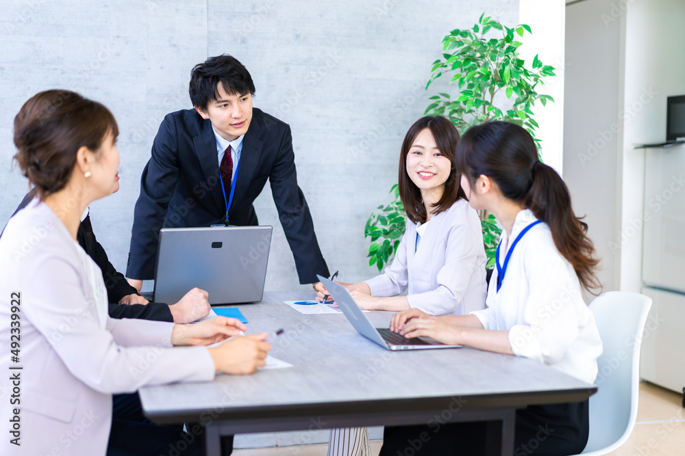 ミーティングをするビジネスパーソン