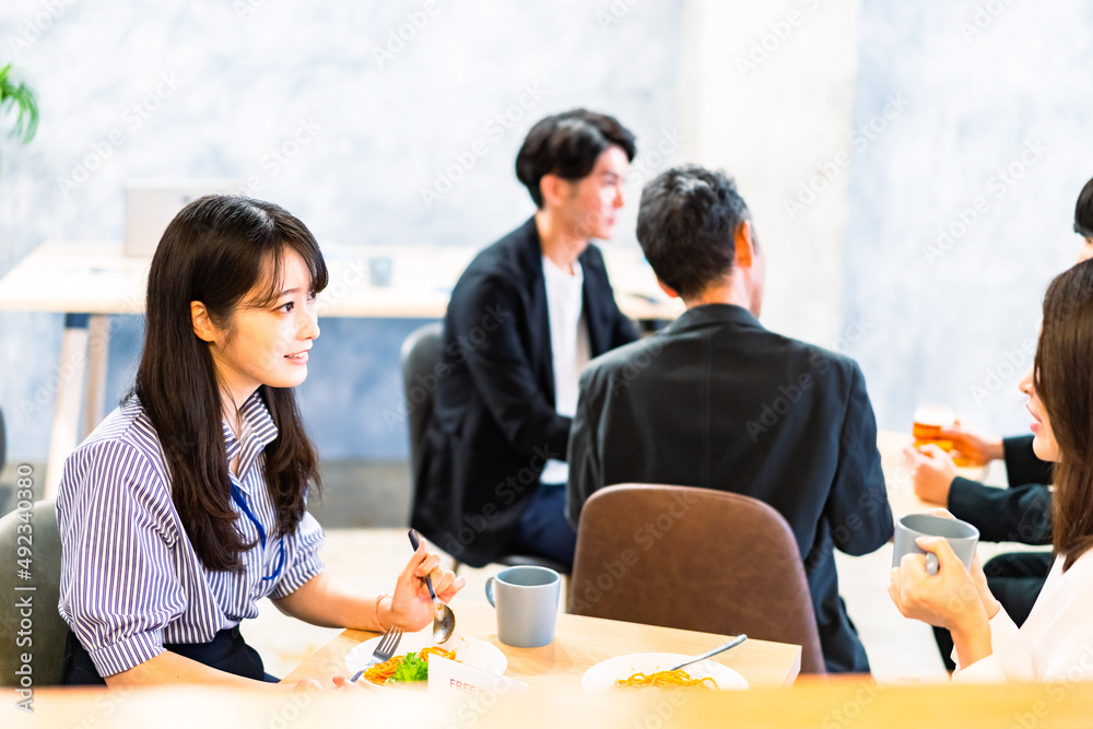 明るい雰囲気の社員食堂でランチを取るオフィスワーカー Stock 写真 Adobe Stock