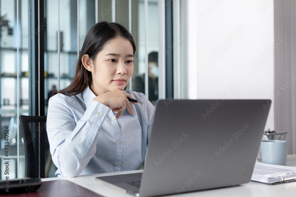 Businesswoman using laptop for financial and accounting work, Using computers to conduct financial transactions because the convenience, Freelancers work, Online communication, Internet, Wireless. Businesswoman using laptop for financial and accounting work, Using computers to conduct financial transactions because the convenience, Freelancers work, Online communication, Internet, Wireless.