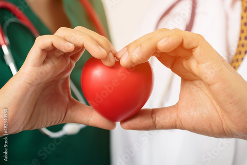 Angina is a common heart disease in adults. The main risk factors include increasing age. heavy smoking Hyperlipidemia, diabetes, high blood pressure