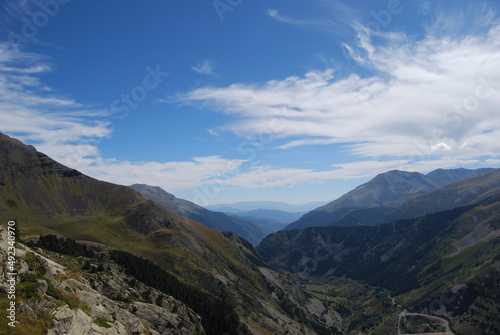 paisaje de montaña con valles, el cielo azul y algunas nubes 