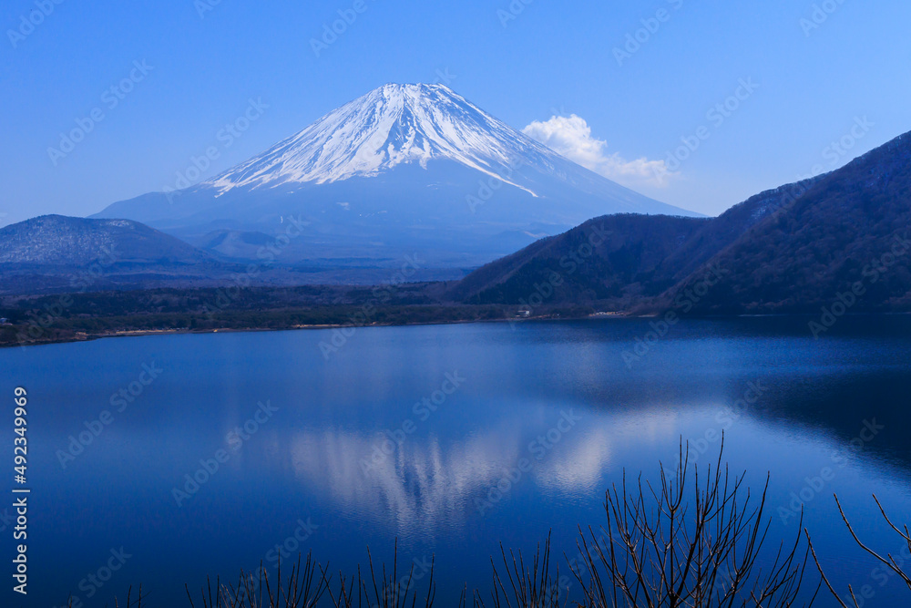 富士山と本栖湖の水面に映る逆さ富士