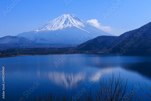 富士山と本栖湖の水面に映る逆さ富士