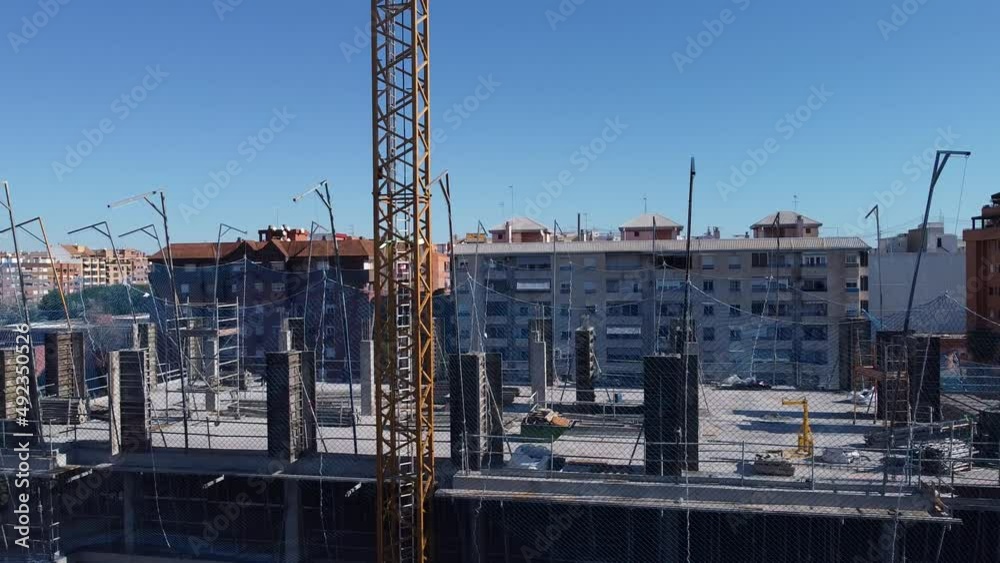 Grua en edificacion nueva,obras finca nueva