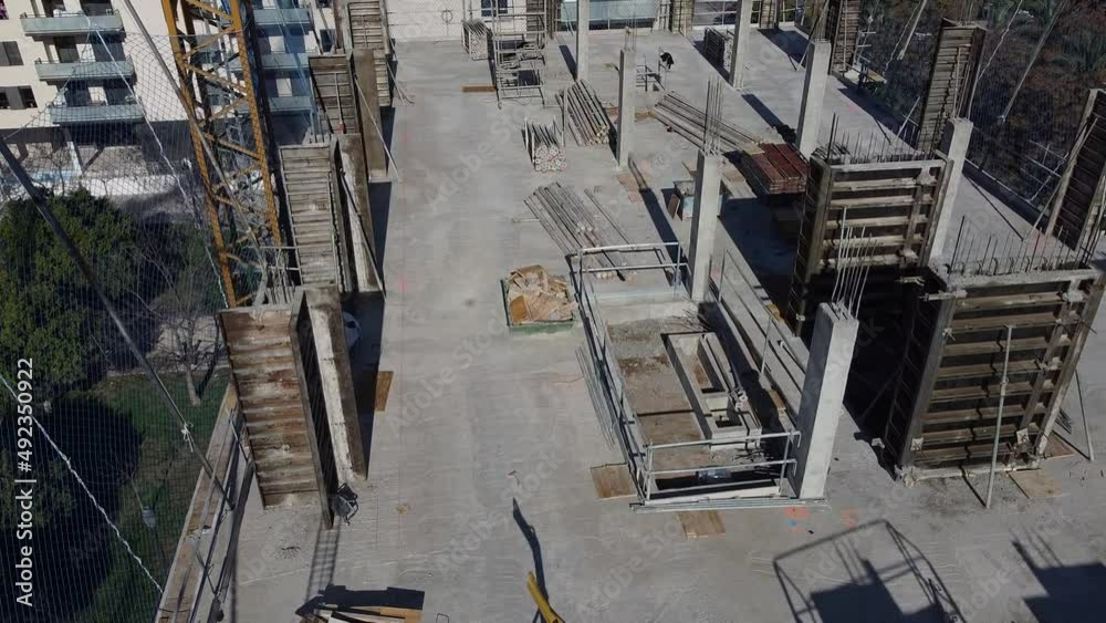 Edificio en obras,nueva construccion,trabajos,herramientas