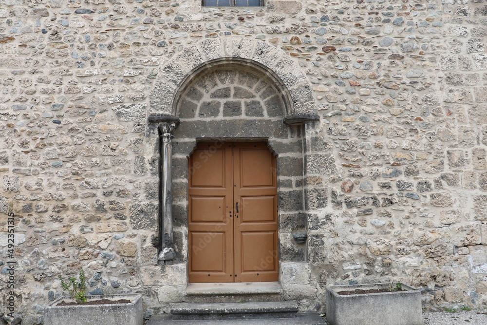 L'église catholique médiévale Saint Georges, vue de l'extérieur, village de Saint Georges de Commiers, département de l'Isère, France L'église catholique médiévale Saint Georges, vue de l'extérieur, village de Saint Georges de Commiers, département de l'Isère, France