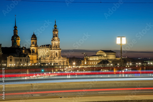 Die Altstadt von Dresden zur blaue Stunde 