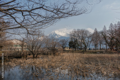 滋賀県米原市にある三島池の周辺の女溜というため池と雪化粧した伊吹山が見える風景