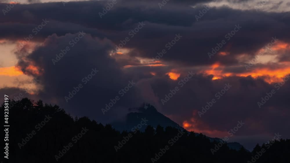 Atardecer nubes y cielo naranja sobre montaña nevada 2 Atardecer nubes y cielo naranja sobre montaña nevada 2