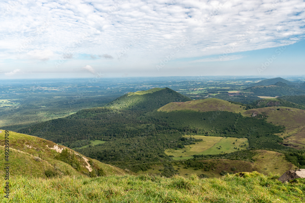 Vue sur la chaine des puy depuis le volcan du puy de dôme avec les 2 volcans au devant du puy de Côme et du grand Suchet